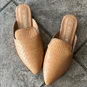 MUSSHOE Women's Tan Woven Mules